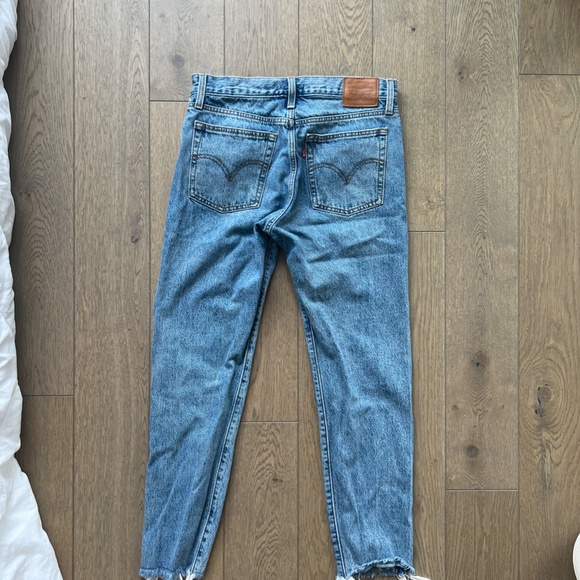 Levi's  wedgie cut offs straight - Picture 2 of 2